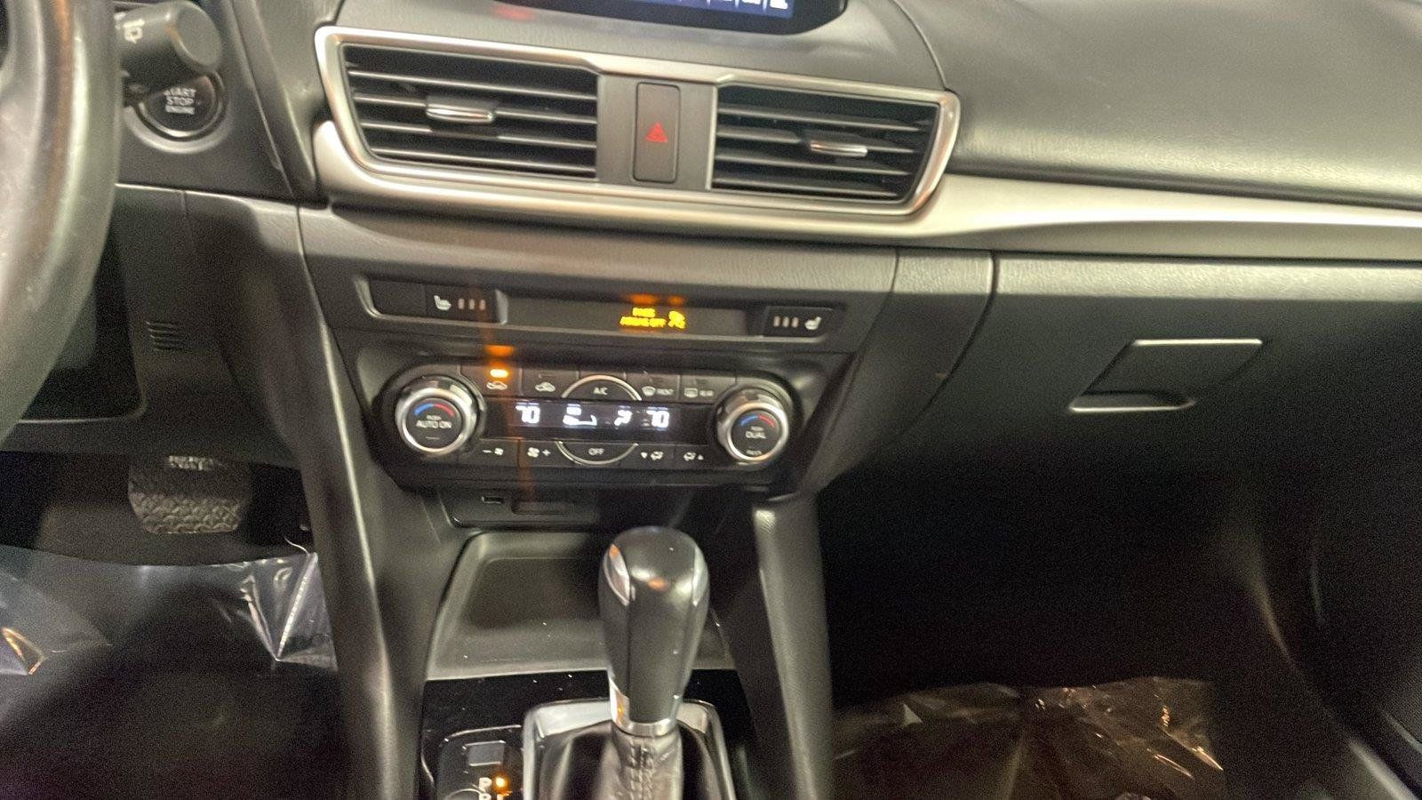 Used 2018 MAZDA MAZDA3 Touring FWD image 16