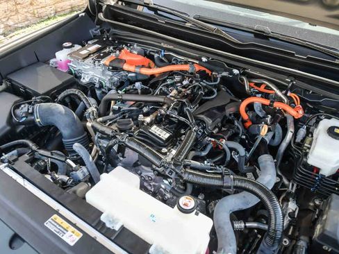 Used 2025 Toyota Tacoma TRD Sport w/ TRD Sport Upgrade Package image 36