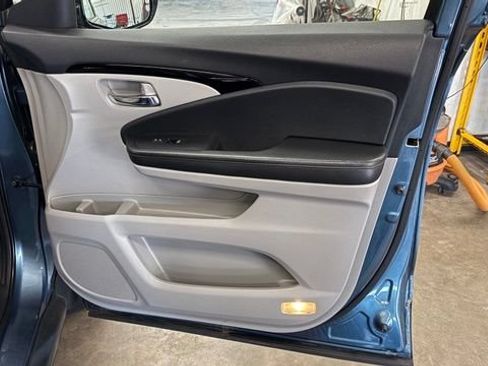Used 2018 Honda Pilot Touring image 19