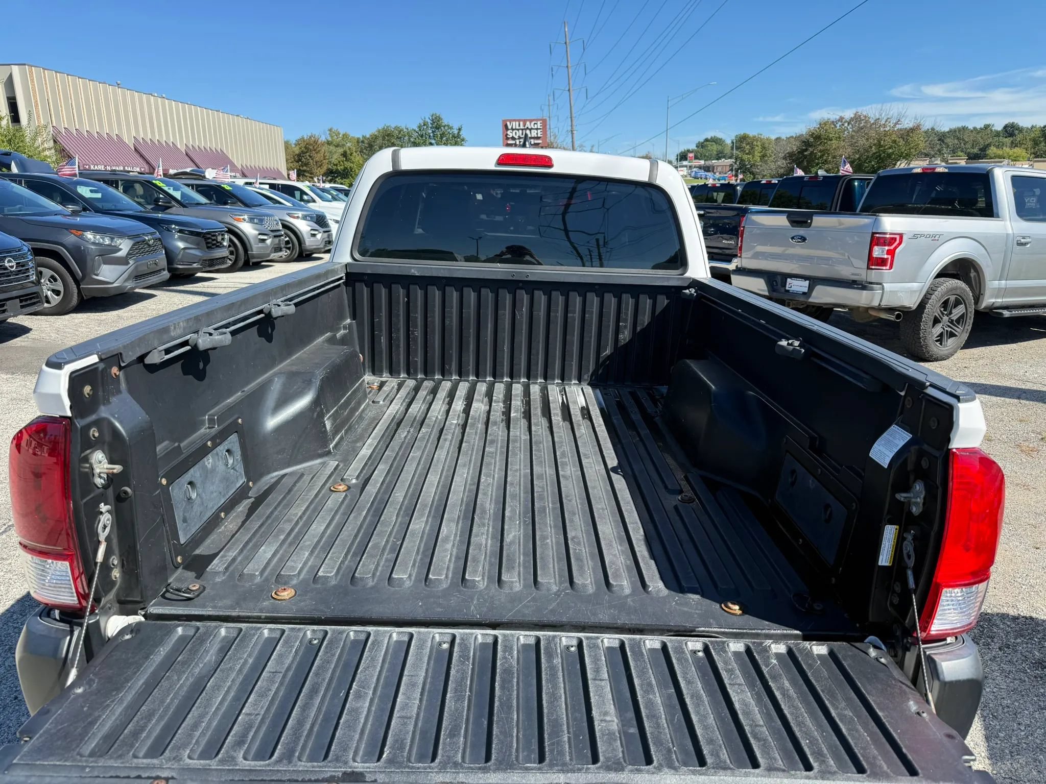 Used 2017 Toyota Tacoma SR RWD image 5