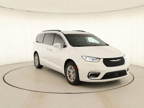 Used 2022 Chrysler Pacifica Touring-L w/ Uconnect Theater Family Group AWD/4WD image 10