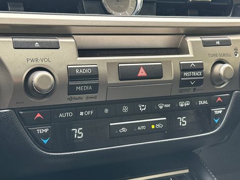 Used 2016 Lexus ES 350 w/ Luxury Package w/Wood Trim FWD image 18