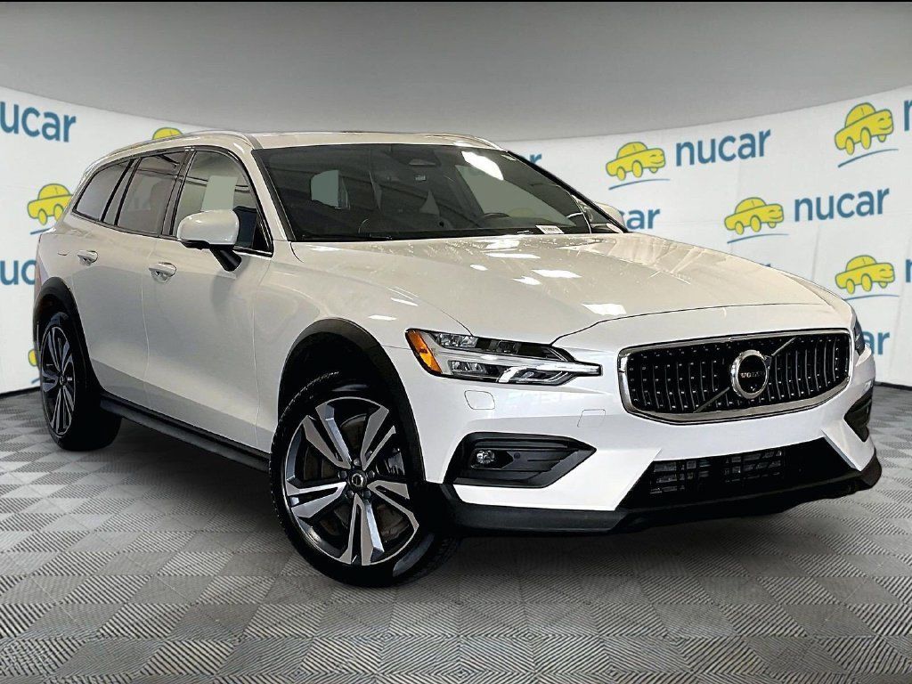 Used 2025 Volvo V60 B5 Cross Country Plus AWD/4WD image 1