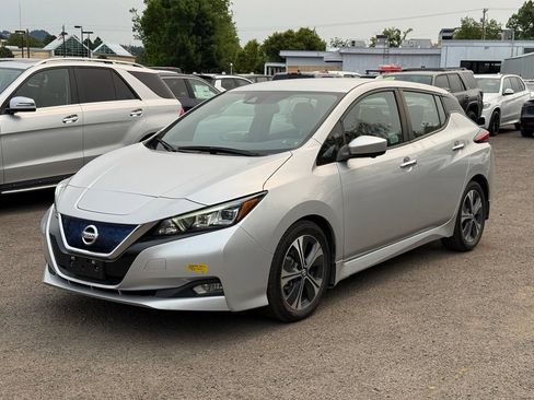 Used 2020 Nissan Leaf SV w/ SV Technology Package FWD image 2