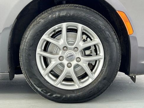Used 2023 Chrysler Pacifica Touring-L FWD image 36
