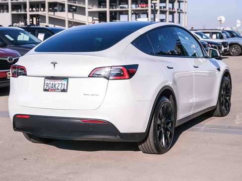 Used 2023 Tesla Model Y Long Range AWD/4WD image 4