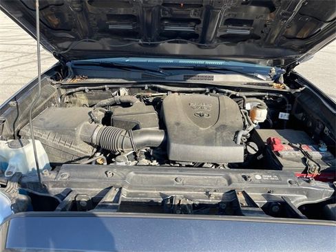 Used 2018 Toyota Tacoma TRD Sport image 19