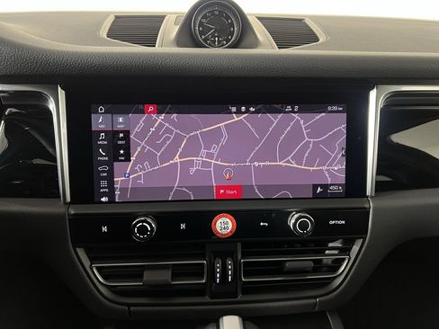 Certified 2025 Porsche Macan image 33
