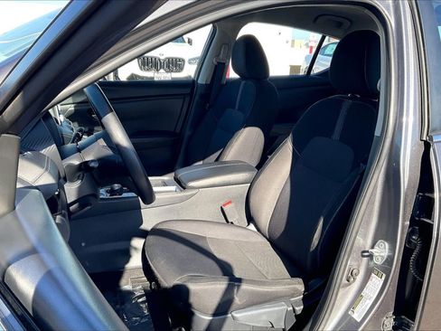 Used 2025 Nissan Sentra SV FWD image 22