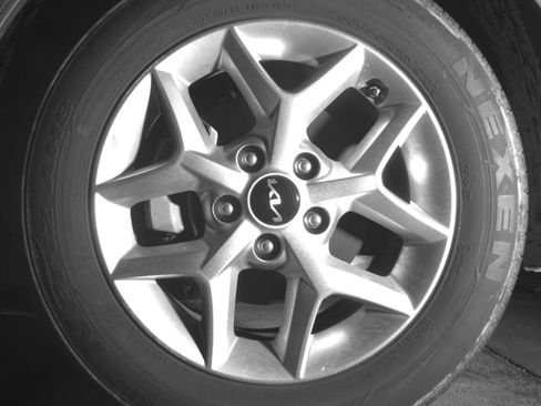 Used 2025 Kia Soul LX w/ LX Technology Package FWD image 15