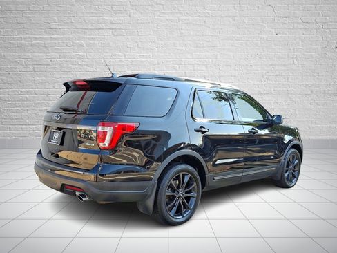 Used 2018 Ford Explorer XLT w/ Equipment Group 202A AWD/4WD image 6