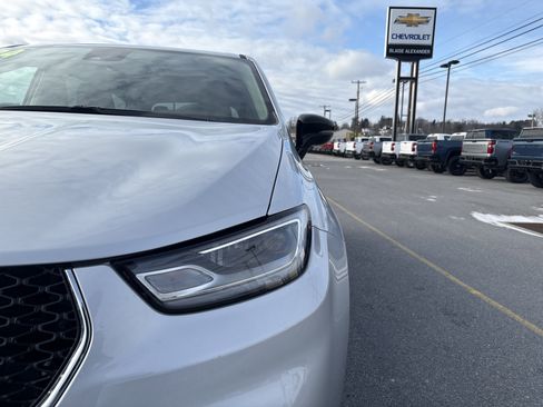 Used 2024 Chrysler Pacifica Touring-L image 10