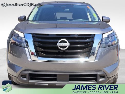 Used 2025 Nissan Pathfinder SV FWD image 7