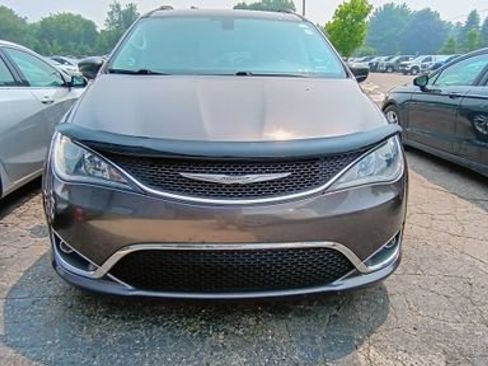Used 2017 Chrysler Pacifica Touring-L Plus w/ Tire & Wheel Group FWD image 2