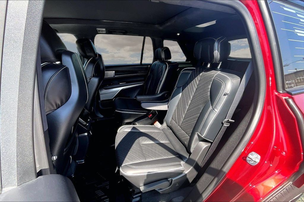 Certified 2026 Cadillac Vistiq Platinum w/ LPO, Floor Liner Package AWD/4WD image 22