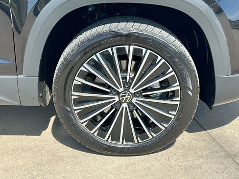 Used 2025 Volkswagen Taos SE image 10