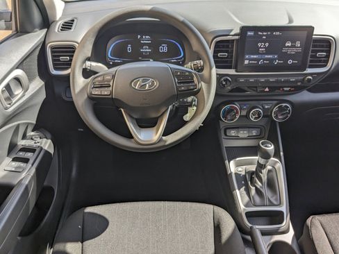 New 2025 Hyundai Venue SE image 18