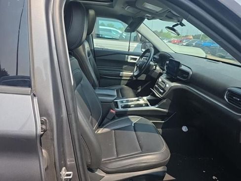 Used 2022 Ford Explorer XLT w/ Equipment Group 202A AWD/4WD image 16