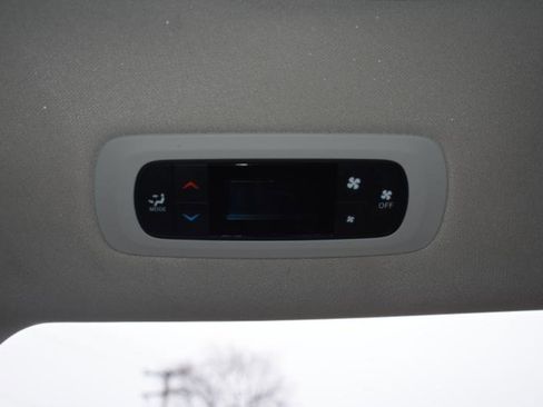 Used 2020 Chrysler Voyager Lxi image 24