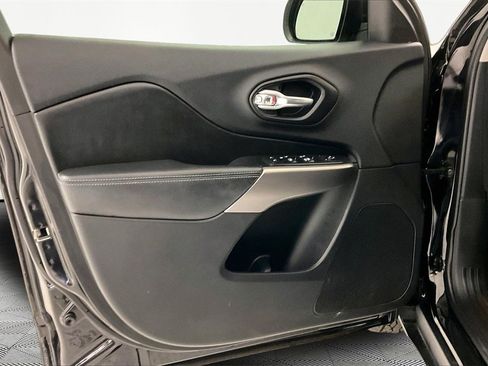 Used 2019 Jeep Cherokee Latitude Plus w/ Comfort/Convenience Group image 18