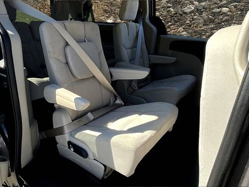 Used 2018 Dodge Grand Caravan SE w/ UConnect Hands-Free Group image 25