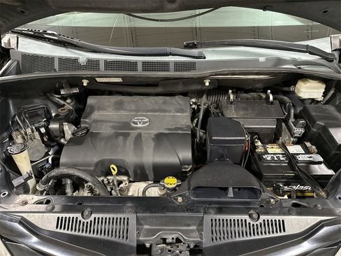 Used 2015 Toyota Sienna LE image 24