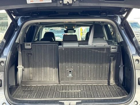 Used 2023 Toyota Highlander XLE image 11