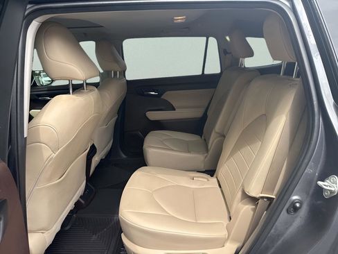 Used 2020 Toyota Highlander XLE FWD image 11