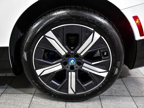 Used 2024 BMW iX xDrive50 w/ Sport Package AWD/4WD image 8