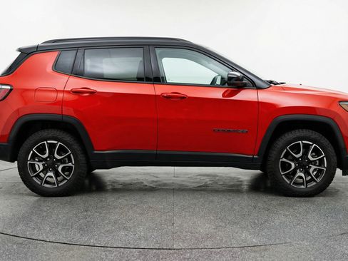 Used 2025 Jeep Compass Trailhawk AWD/4WD image 11