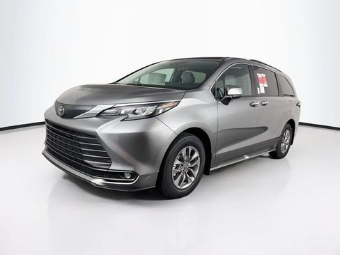 New 2026 Toyota Sienna XLE FWD image 3