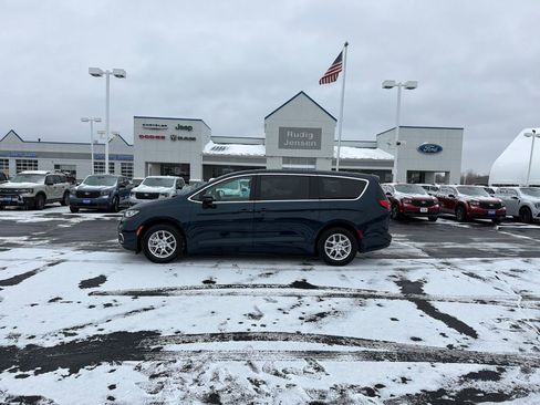 Used 2024 Chrysler Pacifica Touring-L image 2