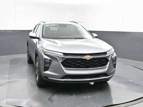 Used 2025 Chevrolet Trax LT w/ LT Convenience Package image 8