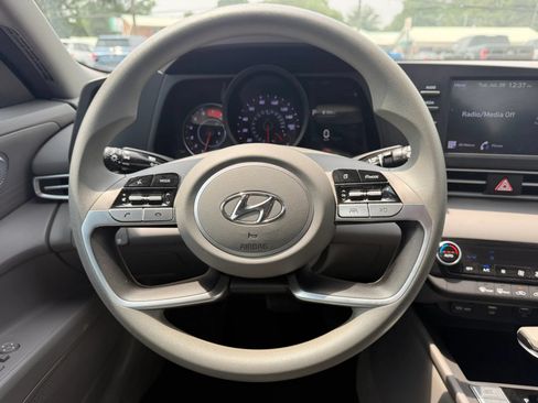 Used 2022 Hyundai Elantra SEL FWD image 15