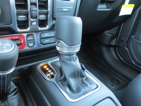 New 2025 Jeep Gladiator Rubicon image 32