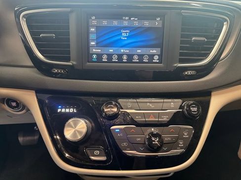 Used 2020 Chrysler Pacifica Touring w/ Cold Weather Group FWD image 3