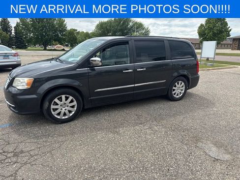 Used 2012 Chrysler Town & Country Touring-L w/ Trailer Tow Group FWD image 6