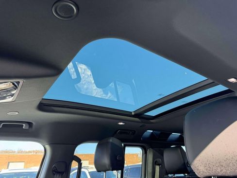 Used 2025 Land Rover Defender 110 S image 19