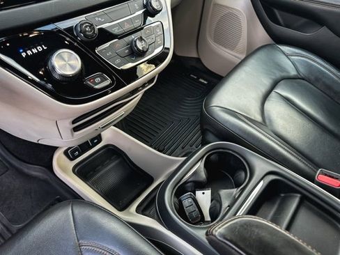 Used 2017 Chrysler Pacifica Touring-L FWD image 18