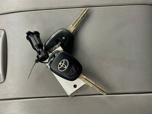 Used 2017 Toyota Highlander LE FWD image 25