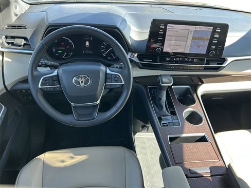 Used 2023 Toyota Sienna XLE image 19
