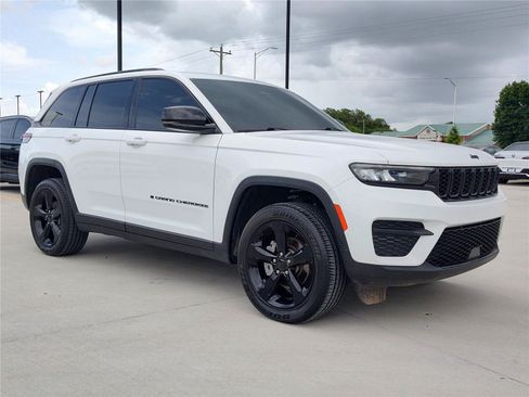 Used 2024 Jeep Grand Cherokee Altitude AWD/4WD image 10