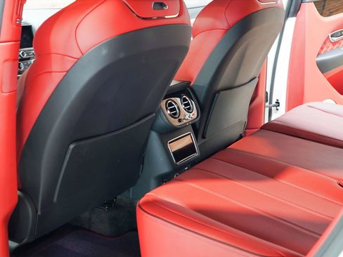Used 2022 Bentley Bentayga AWD/4WD image 48