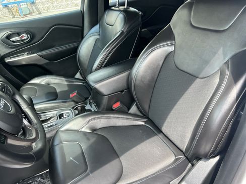 Used 2019 Jeep Cherokee Latitude Plus w/ Cold Weather Group AWD/4WD image 12