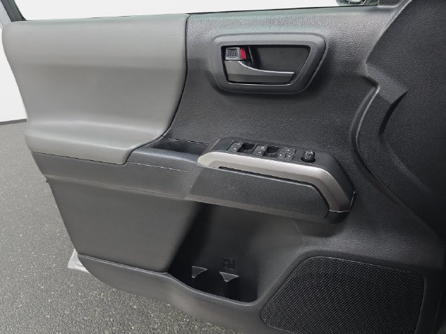 Certified 2022 Toyota Tacoma SR5 AWD/4WD image 22