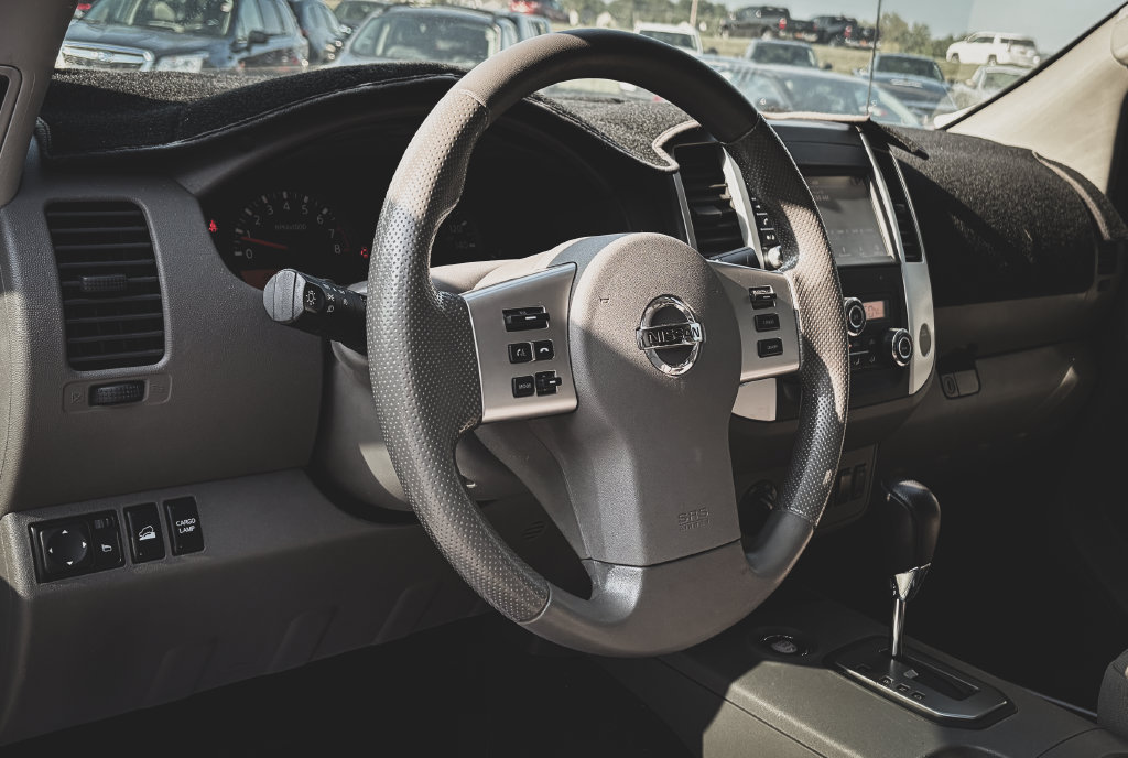 Used 2020 Nissan Frontier SV w/ Midnight Edition Floor Mats AWD/4WD image 2
