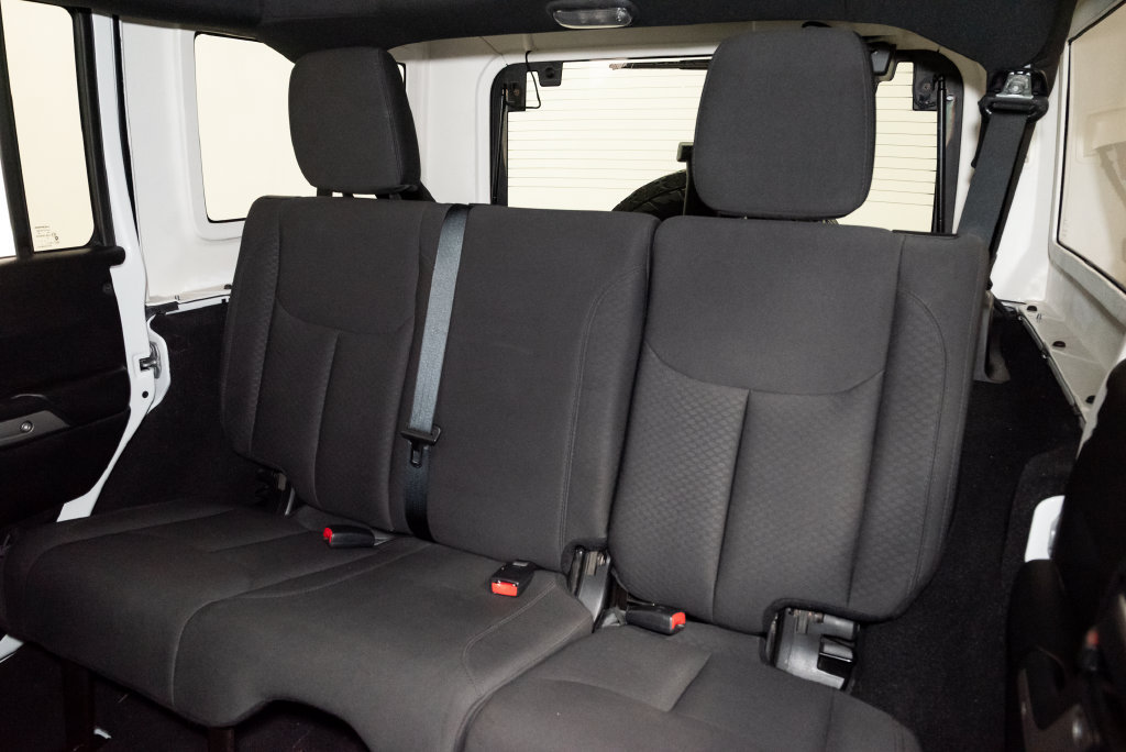 Used 2018 Jeep Wrangler Unlimited Sport w/ Connectivity Group AWD/4WD image 17