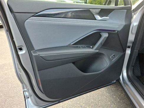 New 2025 Volkswagen Tiguan SE image 9