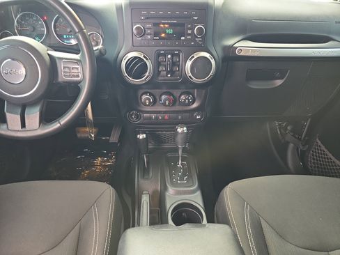Used 2018 Jeep Wrangler Unlimited Sahara AWD/4WD image 13