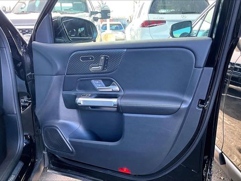 Used 2025 Mercedes-Benz GLB 250 image 22